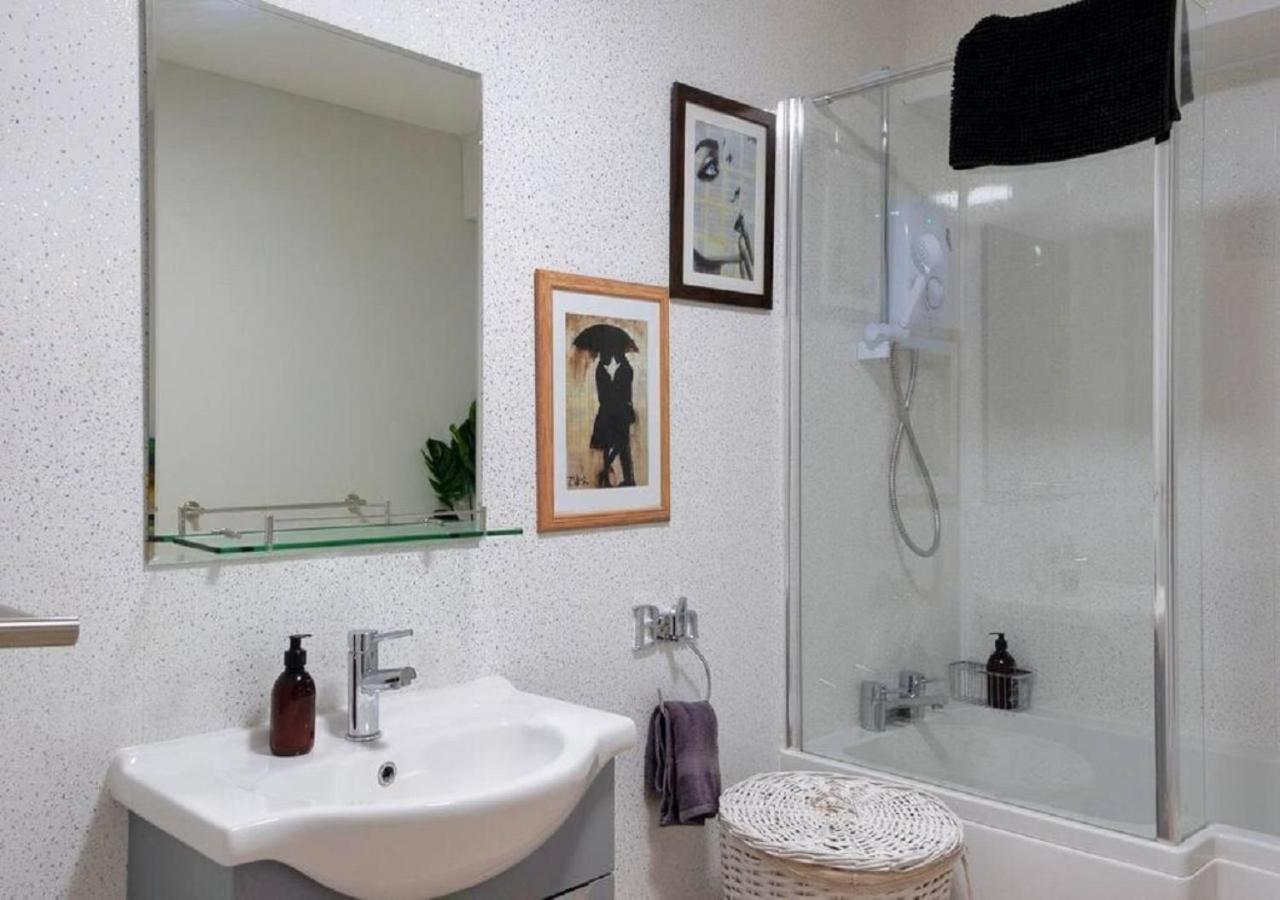 Pelican-Stylish 2-Bed Apartment Close To Beach & Town Скарборо Экстерьер фото
