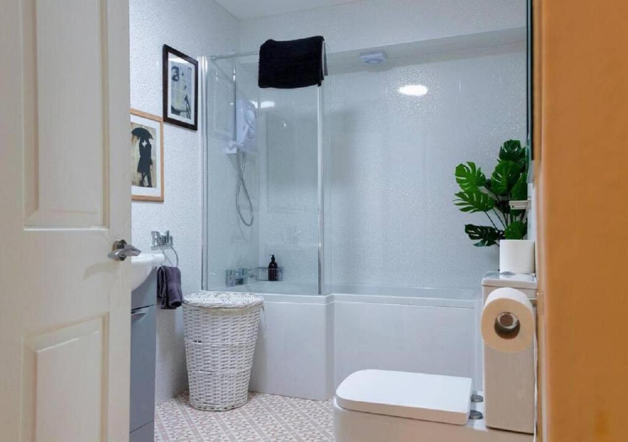 Pelican-Stylish 2-Bed Apartment Close To Beach & Town Скарборо Экстерьер фото