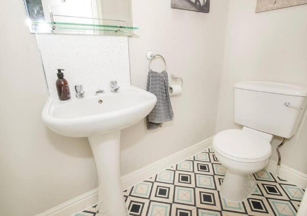 Pelican-Stylish 2-Bed Apartment Close To Beach & Town Скарборо Экстерьер фото