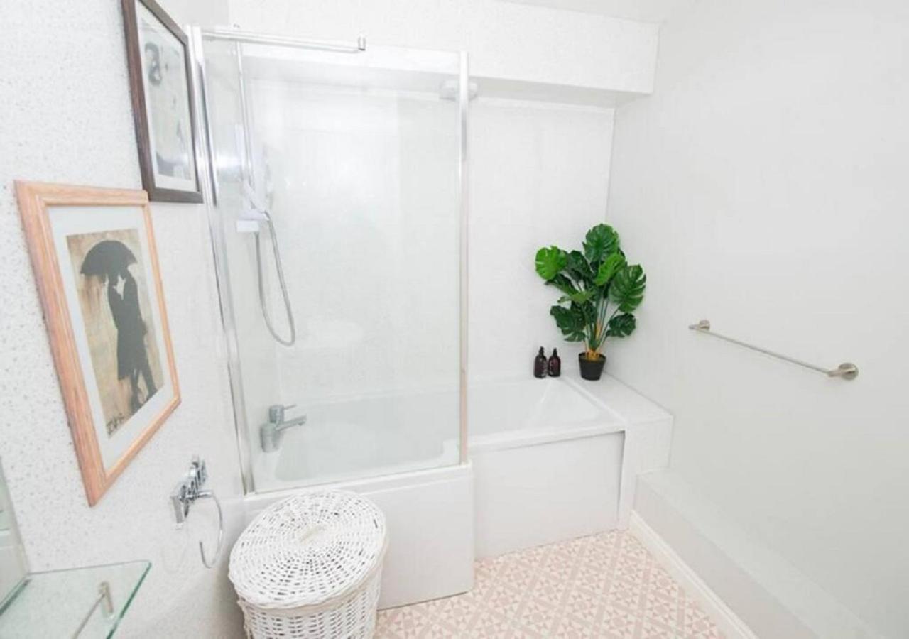 Pelican-Stylish 2-Bed Apartment Close To Beach & Town Скарборо Экстерьер фото